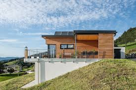 In Bergregionen Sind Ebene Baugrundstucke Selten Eine Alternative Sind Eigenheime Am Hang Wer Herausforderungen Auf Sic Haus Bauen Bauplan Haus Haus Hanglage