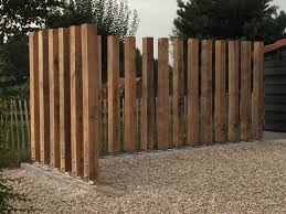 La clôture présentée ici est construite en bois. Le Rythme Le Bois Amenagement Jardin Cloture Jardin Bois Amenagement Paysager Devant Maison