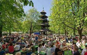 Den englischen garten verdankt münchen dem amerikaner benjamin thompson alias graf rumford, der trotz seines amtes als bayerischer kriegsminister ein starkes soziales engagement an den tag legte. Biergarten Englischer Garten Am Chinesischen Turm Englischer Garten Chinesischer Turm Biergarten