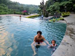 Dengan menghadirkan sisi air tiada bertepi menghadap ke view yang terbaik, menghadirkan sesuatu yang berkesan, seolah luas kolam itu tak ada batasnya.konsep infinity pool lebih mengedepankan pada efek tanpa batas, memberi tumpahan pada sisi kolam. Kolam Renang Di Bandung Yang Viewnya Bagus