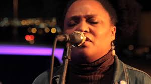 PE LIVE: Bob and Lisa perform "Walking