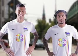 Uniforme três 20/21 (third kit). New Hertha Berlin Diversity Jersey 2019 Hertha To Wear Rainbow Kit Against Leverkusen Football Kit News