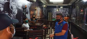 Selain untuk melindungi diri sendiri dan orang lain dari doplet, menggunakan masker juga adalah pesan terakhir soal aturan menjaga jarak dan tidak berkerumun. Tempat Wisata Batam Dibuka Tamu Wajib Pakai Masker Dan Jaga Jarak Barakata Id