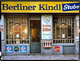 Berlin Kreuzberg In Den 70er Jahren Goldjunge Im Krug Berliner Kindl Bier Gehort Zu Der Stadt Wie Eisbein Und Sulze Berlin Berlin Stadt Berlin Hauptstadt