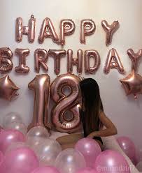 Eighteenth 18th Birthday Photoshoot Ideas With Friends Bday Girl Festa Simples Aniversario Festa De Aniversario Em Casa Festa De Aniversario Adulto