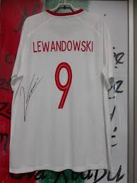 Autograf lewandowskiego w dokumencie uniemożliwi dziewczynie powrót do kraju? Ostatnie Godziny Licytacji Koszulka Z Autografem Roberta Lewandowskiego Moze Byc Twoja Poza Torun