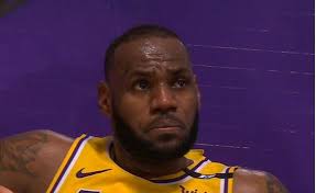 Lebron James pone cara de bebe tras foul de Draymond Green