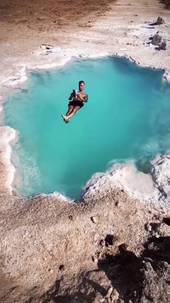 Il lago Zeitoun, il più grande lago salato dell'oasi di Siwa,a 600 chilometri a est del Cairo nel deserto occidentale dell'Egitto. 🇪🇬 Questi laghi contengono quasi il 95% di sale a causa di una vicina ...