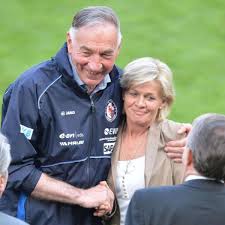 Her birthday, what she did before fame, her family life, fun trivia facts, popularity rankings family life. Manner Bessere Frauen Trainer Schroder Fur Umdenken Fussball