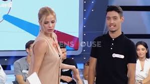 Κάθε απόγευμα στις 15:00, η ζέτα μακρυπούλια παίζει ρουκ ζουκ μέσα από την τηλεοπτική συχνότητα του ant1. H Gkafa Ths Xronias Paikths Toy Royk Zoyk Kanei Th Makrypoylia Na Xasei Ta