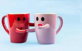 A ellos les encantará que los saludes con bonitos deseos y declares un viernes bendecido. Palabra Feliz De Viernes Dos Tazas De Cafe En Un Fondo Azul Con Una Sonrisa Que Hace Frente A La Taza Abrazandose Imagen De Archivo Imagen De Bebida Creativo 144130633
