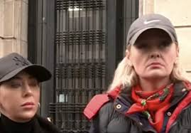 Lovirile sau alte violente care produc iritarea pielii, excoriatii sau echimoze, adica simple semne exterioare superficiale si care nu necesita îngrijiri medicale pentru vindecare nu exista o infractiune continuata de lovire sau alte violente când faptuitorul loveste repetat cu aceeasi ocazie o persoana. Amazoanele Lui È™oÈ™oacÄƒ CodruÈ›a Cerva È™i Oana Lovin Dosar Penal DupÄƒ Ce Au Lovit Un BÄƒrbat Video Reporteris