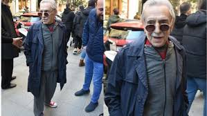 1936 yılında arnavut bir baba ve sürmeneli bir annenin oğlu olarak i̇stanbul'da doğan akbaş, galatasaray lisesinde eğitim gördükten sonra bir süre gazetecilik yaptı. Aydemir Akbas Rahmetli Kemal Sunal A Da