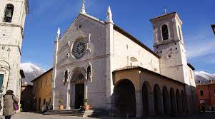 The city has always suffered of earthquakes to the point that for fear the buildings was not never develops in height. Www Umbriatourism It
