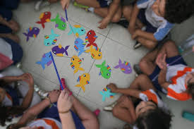 Os eixos de interação e brincadeira e os campos de experiência criam novas estruturas para que essa concepção seja colocada em. Pescaria Com Musica E Numeros Escola Casa Das Letras