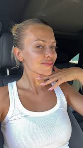 I had the most amazing lifting and sculpting facial with Isabel! Her facial  oil Eterna is available for purchase if you want to get that glow at home!  Made with 24k gold and essential oils 🤍