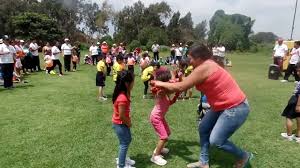 El objetivo del juego es correr hacia el territorio del equipo contrario para robar o capturar su bandera y llevarla a la base. Juegos Recreativos Para Ninos Y Adultos 2018 Juegos En Familia Dia Del Padre Youtube