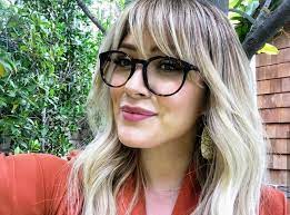 Pin By Mandi Katherine On Hilary Duff Hillary Duff Hair Hilary Duff Hair Bangs And Glasses