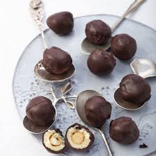 Die basis für trüffelpralinen bildet die sogenannte ganache, eine mischung aus. Pralinen Selber Machen So Einfach Geht S Essen Und Trinken