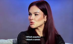 Ohh, so this is the real Alina. And whats with the ganging up? Not cool👎🏼  : r/LoveIsBlindOnNetflix