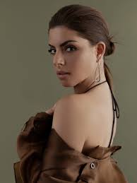 TEDx: Isabel Burr se quita los pupilentes y las extensiones en un acto de  amor propio