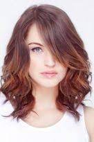 Schulterlange Frisur Mit Leichten Locken Und Seitenscheitel Frisur Gestuft Frisuren Schulterlang Frisur Seitenscheitel Schulterlange Haare Frisuren Locken