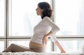 Sakit belakang ketika hamil seperti di kawasan pinggang dan pinggul adalah perkara biasa. Penyebab Nyeri Pinggang Saat Hamil