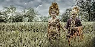 Apakah kamu sudah punya pandangan akan membuat prewedding tradisional adat yang seperti apa nantinya? Inspirasi Foto Prewedding Bali Yang Menarik Wedding Market