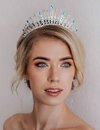 Amazon.com: SWEETV Tiara de princesa de Frozen Elsa, corona de reina de  hielo para mujeres y niñas, corona de cumpleaños azul y plateado,  accesorios para el cabello de disfraz para fiesta de