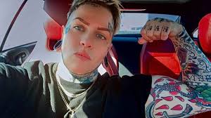 Gym life 💪 💯🌈 DANGIT I WILL REACH MY FITNESS GOALS . No matter WHAT! I  finally see my hard work paying off! This is my 1st “flexing” selfie EVER  lol 😝