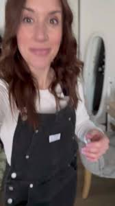 Levi's Overalls: Stylish Outfit Ideas for Moms