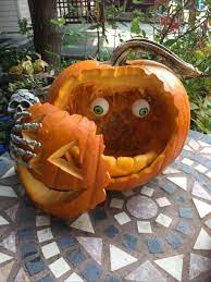 Almost everybody is hooked to carving pumpkins for their houses which create a beautiful vibe for halloween. 27 Unbelievably Clever Pumpkin Carving Ideas For Halloween