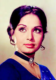 Veteran Actress Poonam Dhillon with Her Daughter Paloma Thakeria 💕💗💞  Poonam Dhillon's daughter, Paloma Thakeria, stepped into Bollywood with her  debut film Dono in 2023. She impressed audiences with her screen presence