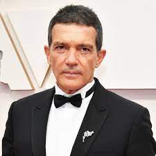 2 agohomenaje a los 33. Antonio Banderas Tests Positive For Covid 19
