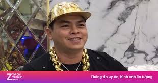 nguoi dan ong deo nhieu vang