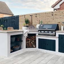 Sleek outdoor kitchen appliances, contemporary lighting and storage accessories with sleek finishes are signature elements of a modern backyard kitchen space. This Stylish Diy Outdoor Kitchen Is Full Of Clever Storage Solutions