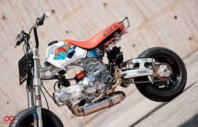 提到一台50歲持續受到世界玩家喜愛經典小車 腦中的答案絕對只一個 honda monkey 我們時常在世界的角落看到各種不同風格的猴子 有的仿大車外型有的走自己的調調 造就了市面上眾多的樣式和改裝套件 套句哈雷名言 你很難找到兩台相同的猴子 mini motorbike pit