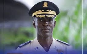 Direktè jeneral a.i. Polis Nasyonal la, Vladimir Paraison, deklare ke  Wilford Ferdinand, alyas "Ti Wil," te mouri pa bal pandan yon echanj kout  zam ak lapolis. Vèsyon ofisyèl sa a vini pandan