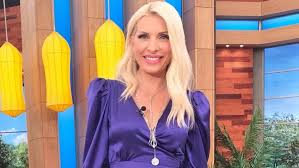 Προηγήθηκε ένα βίντεο με στιγμές, εικόνες και ζεστές. Vintage H Elenh Menegakh Dhmosieyei E3wfyllo Apo Ta Prwta Ths Bhmata Sxedon Treis Dekaeties Prin Bovary