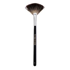 The brush head contains a mixture of hog bristle and racoon hair. Fan Shaped Brush Make Up Studio Amsterdam