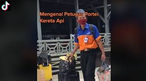 Karena itu, arief meminta agar pt angkasa pura ii. Upahnya Tak Seberapa Nasib Para Porter Kereta Api Bikin Publik Miris Suara Malang
