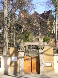 An der rechten seite der treppe befindet sich die schlangenmauer und noch weiter rechts von ihr, am oberen ende, getrennt durch den. Das Buddhistische Haus A Far Journey Within Berlin Historical Tales About The Capital Of The 20th Century