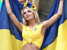 Oleksandr zinchenko has been forced to issue a statement explaining comments made by his wife in the wake of man city's champions league exit earlier this month. Man City Player Oleksander Zinchenko Had To Write An Apology Message During His Wedding Because His Smokeshow Wife Blasted Man City S Manager Barstool Sports