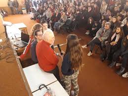 Mio padre a birkenau mi disse: Sami Modiano Abbraccia Gli Studenti Di Latina Siete La Speranza Solo Grazie A Voi Ragazzi Ho Compreso Perche Sono Uscito Vivo Dal Lager