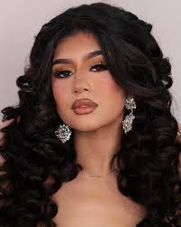 Our baby Kim 💚 @kim.paredes Makeup: Cindy Picture: @eth.productions Curls:  Jasmin @styled.byjasmin Products: Eyeliner: @inglot_cosmetics Lip Liner:  @beautycreations.cosmetics Lipstick: @anastasiabeverlyhills Lipgloss:  @nyxcosmetics Foundation ...