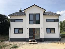 Im erdgeschoss schafft der erker einen gemütlichen essplatz und verwöhnt mit viel tageslicht. Satteldachvilla Mit Erker Visio Planhaus