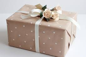 Wedding Gift Wrapping Ideas Diy Polka Dot Gift Wrap 550x367 Wedding Gift Packaging Ideas Creative Christmas Gifts Diy Wedding Gifts Wedding Gift Wrapping