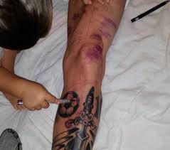 Los fanáticos del fútbol en redes sociales se encuentran divididos en cuanto a una fotografía junto a un aficionado deja ver en la pierna izquierda de messi lo que pareciera el tatuaje de un balón de fútbol, pero a. El Hijo De Messi Dibuja Sobre Los Tatuajes Del Jugador