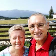 Luna alba, luna frumoasa Lumineaza-mi calea asta incurcata... Ai aici toata  piesa: https://youtu.be/OjTOP4PDuHM