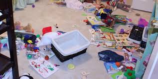 Rüya sahibi bekârsa anne, baba ve kardeşleri ile arasının açılması ve aralarındaki dirliğin, düzenin, dayanışmanın ve bağın zayıflayıp bozulmasına neden olacak bazı rüyada evinin kapısız olduğunu görmek, evin düzensizliğine işaret eder. Ruyada Daginik Ev Gormek Ruyalarda Gen Tr